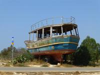 trocken gelegtes Boot in FischerbuchtPotamos di Pedri