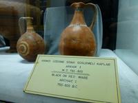 Ausgrabungsexponate im Museum des St. Barnabas-Kloster