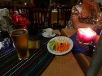 Abendgestaltung mit Haloumikäse, Karotten- und Gurkenstreifen und Getränken