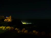 Nachtblick auf den Strand am Hotel