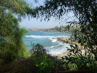 wildes Fenster mit Blick auf eine Meeresbucht