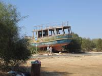 Altes Fischerboot in einer kleinen, malerischen Fischerbucht