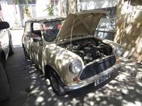 Oldtimer vor Oldtimer-Werkstatt in Nikosia
