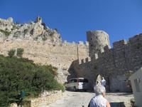Blick auf die Burg St. Holarion im Pentadaktylongebirge