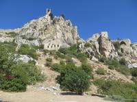 Blick auf die Burg St. Holarion im Pentadaktylongebirge