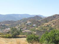 Blick auf ein kleines Dorf im Troodosgebrige