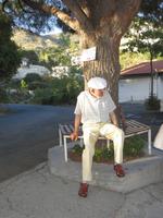 Vor der Rosenmanufaktur in Agros