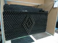 Weinflaschen im Weingut Lambouri