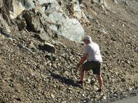 Steinsuche auf Gebiet der ehemaligen Aspest-Industrie