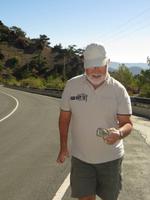 Steinsuche auf Gebiet der ehemaligen Aspest-Industrie