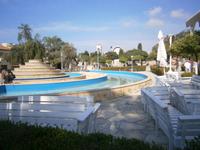 Blick auf die neue Kirche in Agia Napa