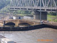 DSCI0293_mutig, über das Schleusentor zu gehen