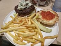 Burger mit Pommes zum Mittag