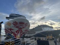 zwei Mamutschiffe im Hafen von Cartagena