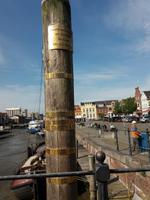 Säule mit Hochwasserstandanzeige