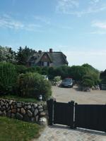 Typisches Haus und typische Steinmauer auf Sylt