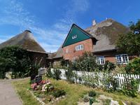 Rundreise Nordfriesland - Kirche auf der Kirchwarft auf Hallig Hooge