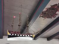 In der Kirche hängt an der Decke ein Segelschiff