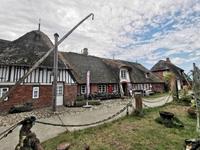 Hanswarft mit den über die Jahre angeschwemmten Schuhen an der Hauswand