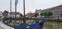 rechts das neue Rathaus