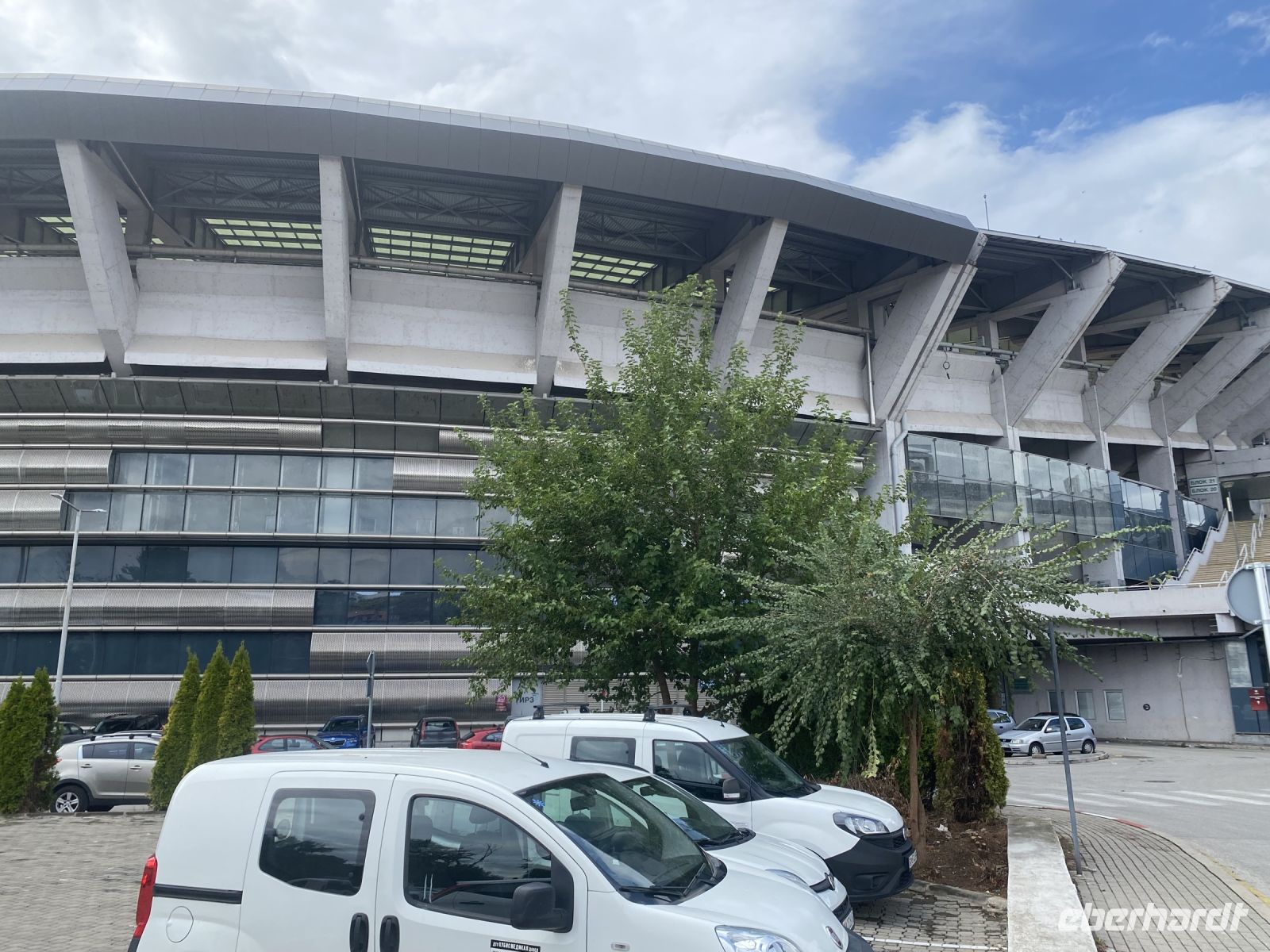 Gegenüber befindet sich das Fußballstadion