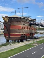 Schiffsreplik als Restaurant