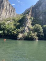 Bizarre Felswände säumen den Stausee