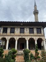 Auch außen schön bemalt - Bunte Moschee in Tetovo