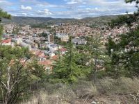 Die Stadt Stip ist von Bergen  umgeben