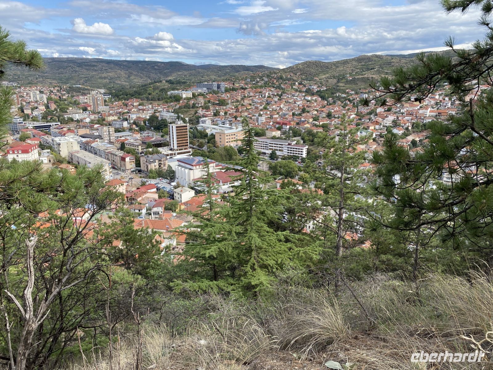 Die Stadt Stip ist von Bergen  umgeben