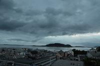 223 Alesund mit den Inseln Giske, Valderoya und Vigra im Mitternachtslicht