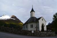 256 Loen, Kirche mit Steinkreuz