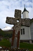 257 Loen, Kirche mit Steinkreuz