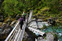 375 Utladalen, Ovre Ardal, Wandergruppe auf der Hängebrücke