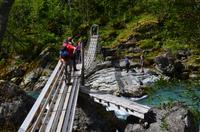 376 Utladalen, Ovre Ardal, Wandergruppe auf der Hängebrücke