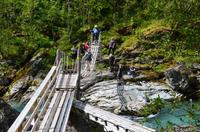 377 Utladalen, Ovre Ardal, Wandergruppe auf der Hängebrücke