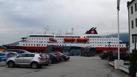 190 Alesund, Quality Hotel Waterfront und Hurtigrutenschiff