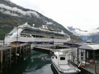 Kreuzfahrtschiff im Geirangerfjord