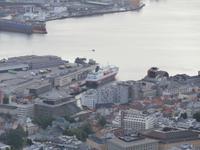 Hurtigrutenschiff Nordlys läuft in Bergen aus