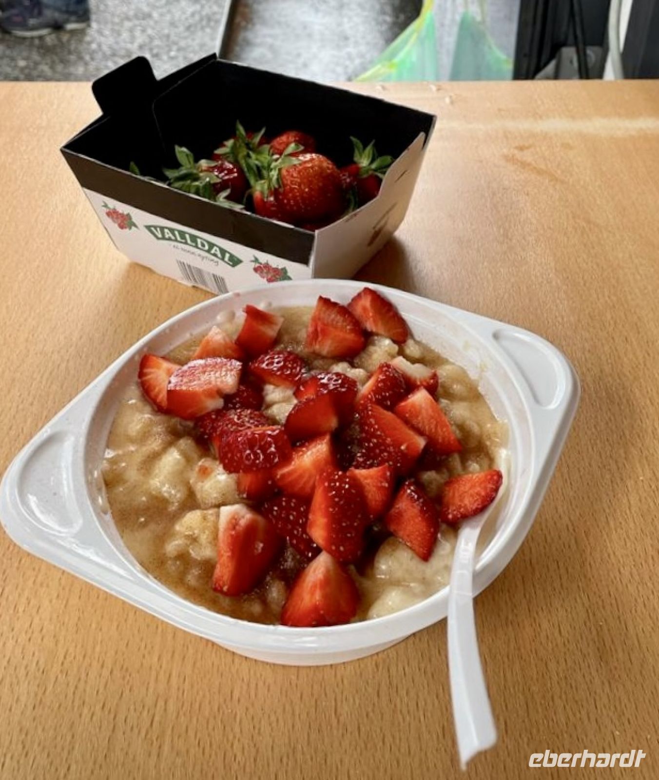 Tag 4 - Busverpflegung, leckerer Milchreis mit frischen norwegischen Erdbeeren 