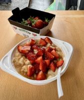 Tag 4 - Busverpflegung, leckerer Milchreis mit frischen norwegischen Erdbeeren 
