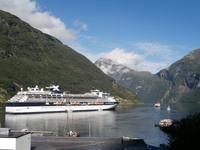 Kreuzfahrtschiff im Geirangerfjord