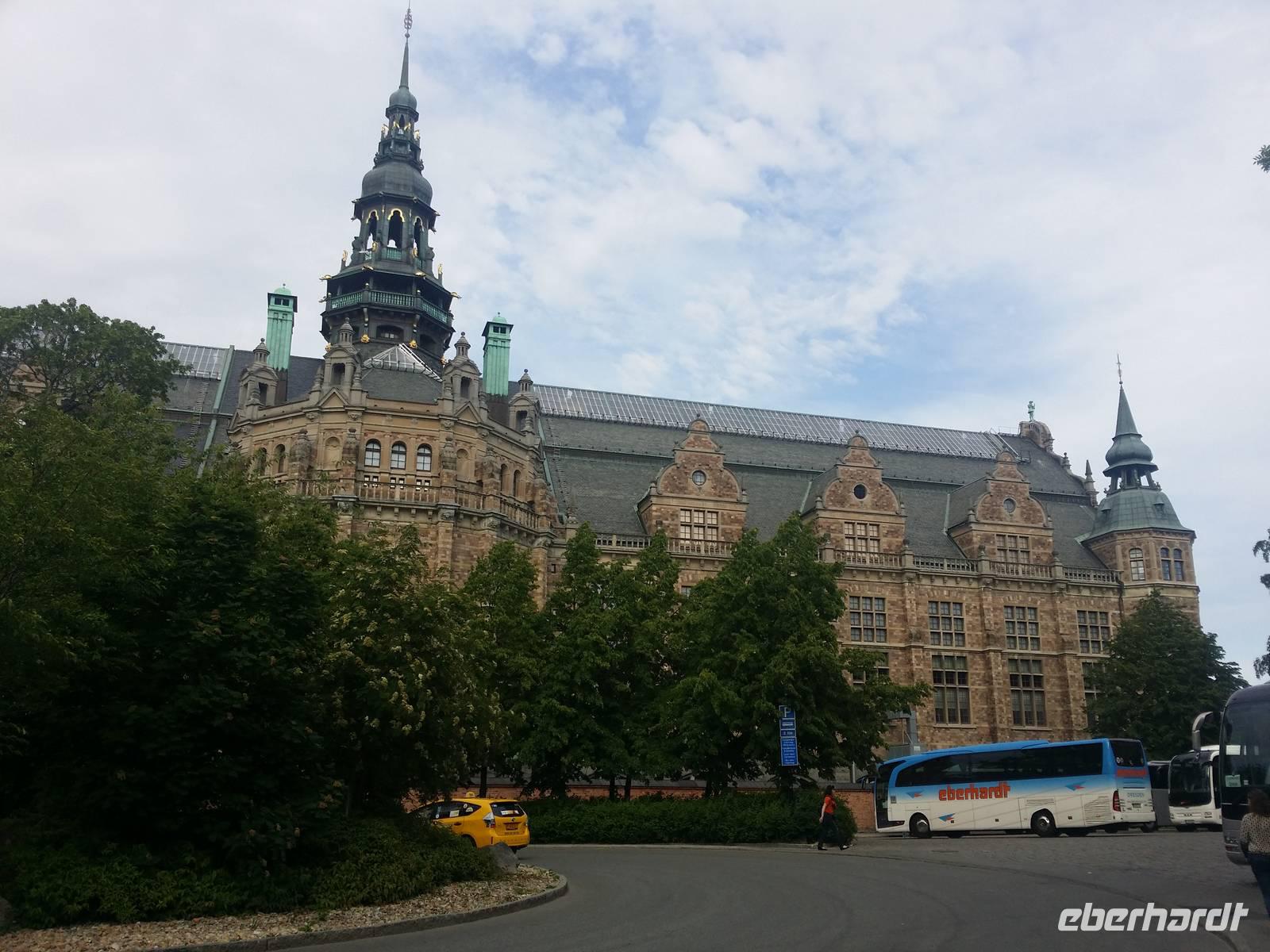 13.06.15: Nordisches Museum in Stockholm; rechts unten im Bild unser Bus