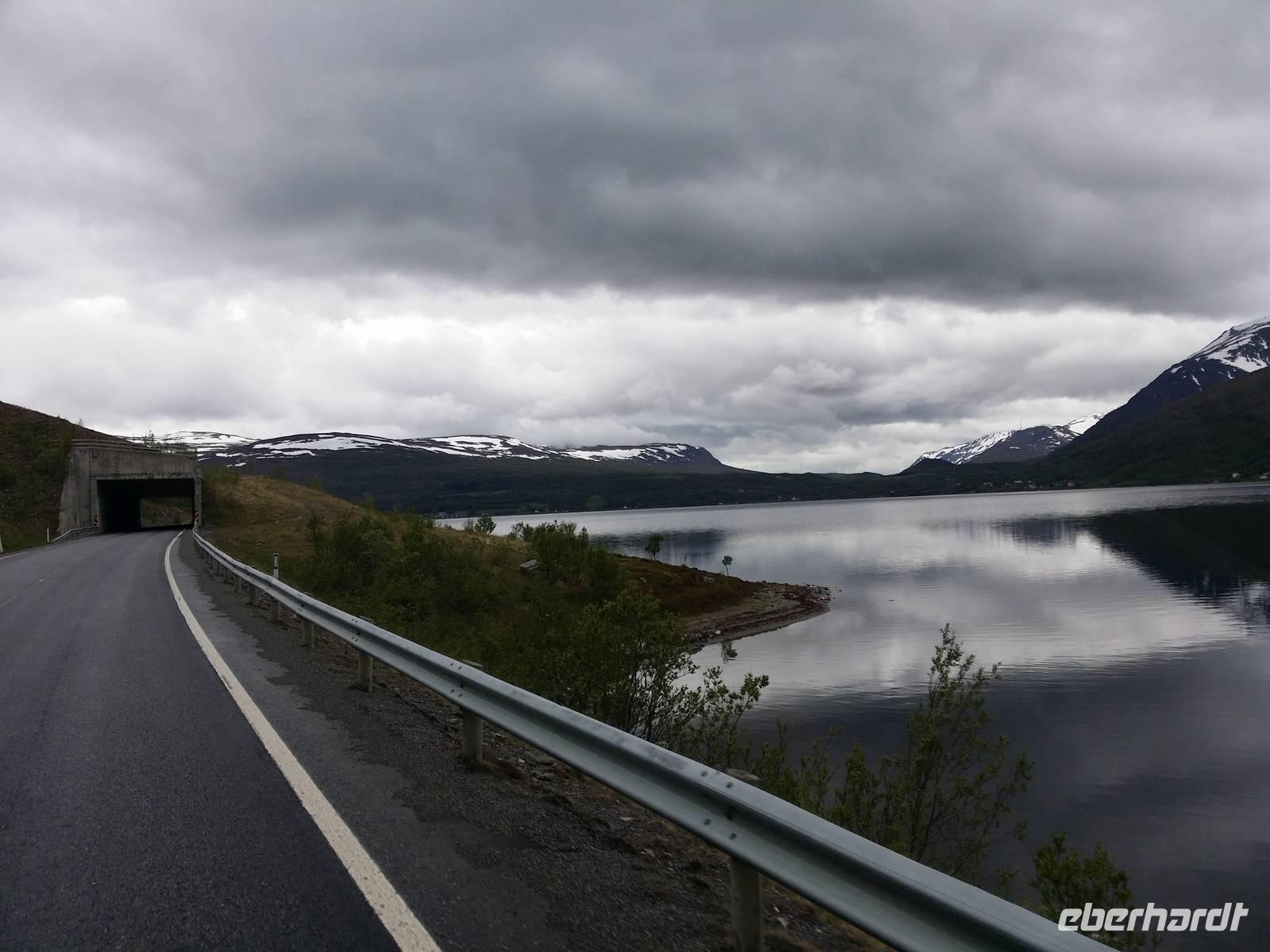 17.06.15: Fahrt entlang der nordnorwegischen Fjordlandschaft