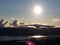 17.06.15: Mitternachtssonne über dem Fjellheisen bei Tromsö