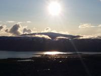 17.06.15: Mitternachtssonne über dem Fjellheisen bei Tromsö