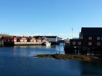 18.06.15: Hafenareal von Svolvaer; rechts die Hotelanlage