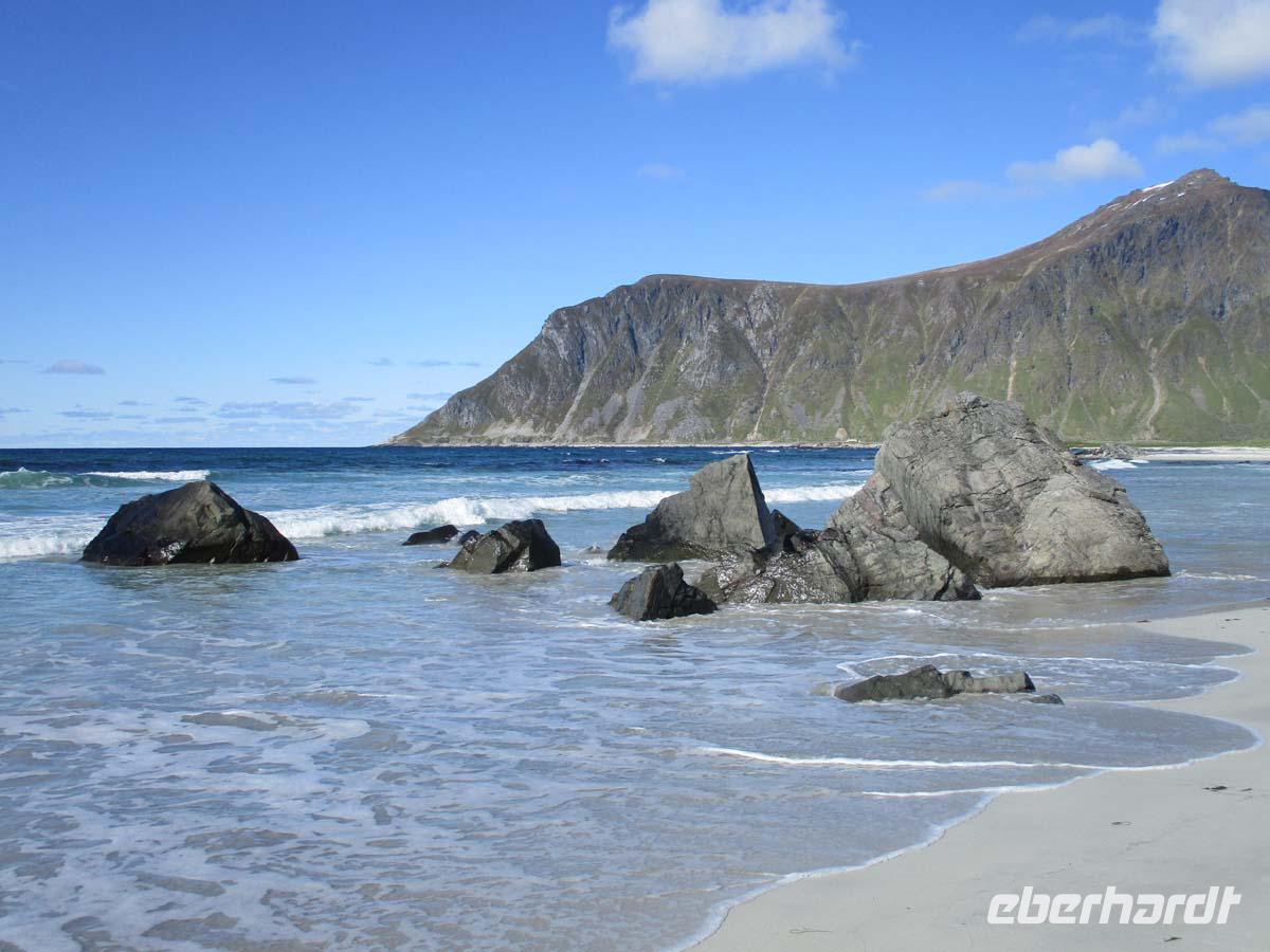 Weisser Sandstrand bei Flakstad
