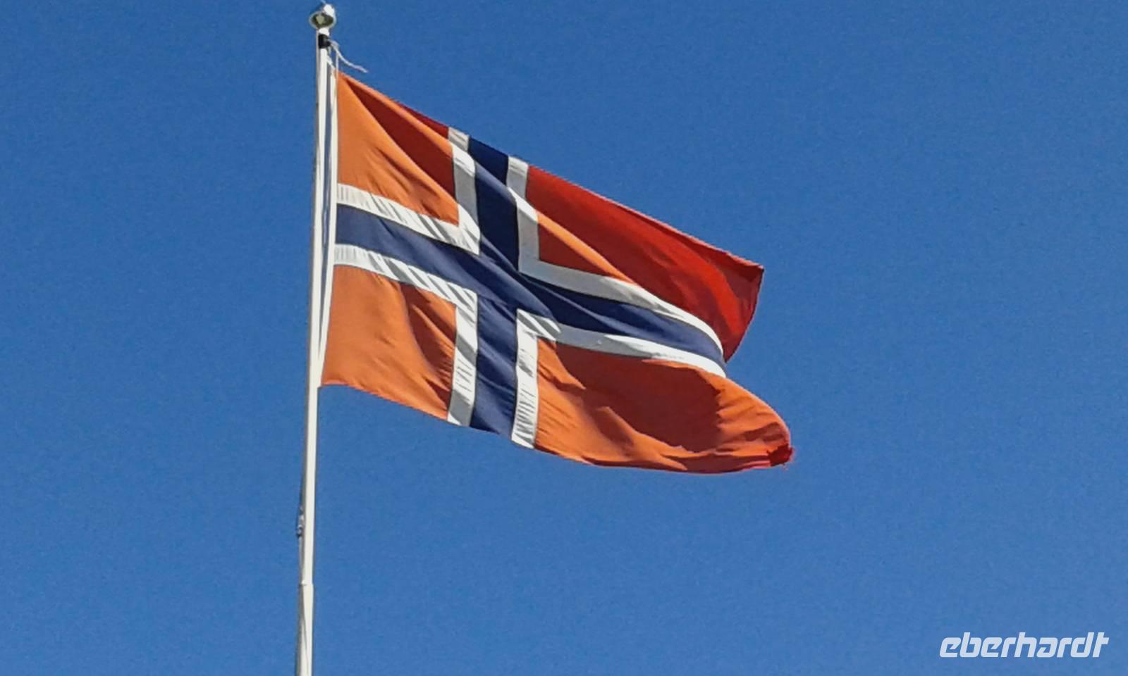 T8 Fahne und blauer Himmel.