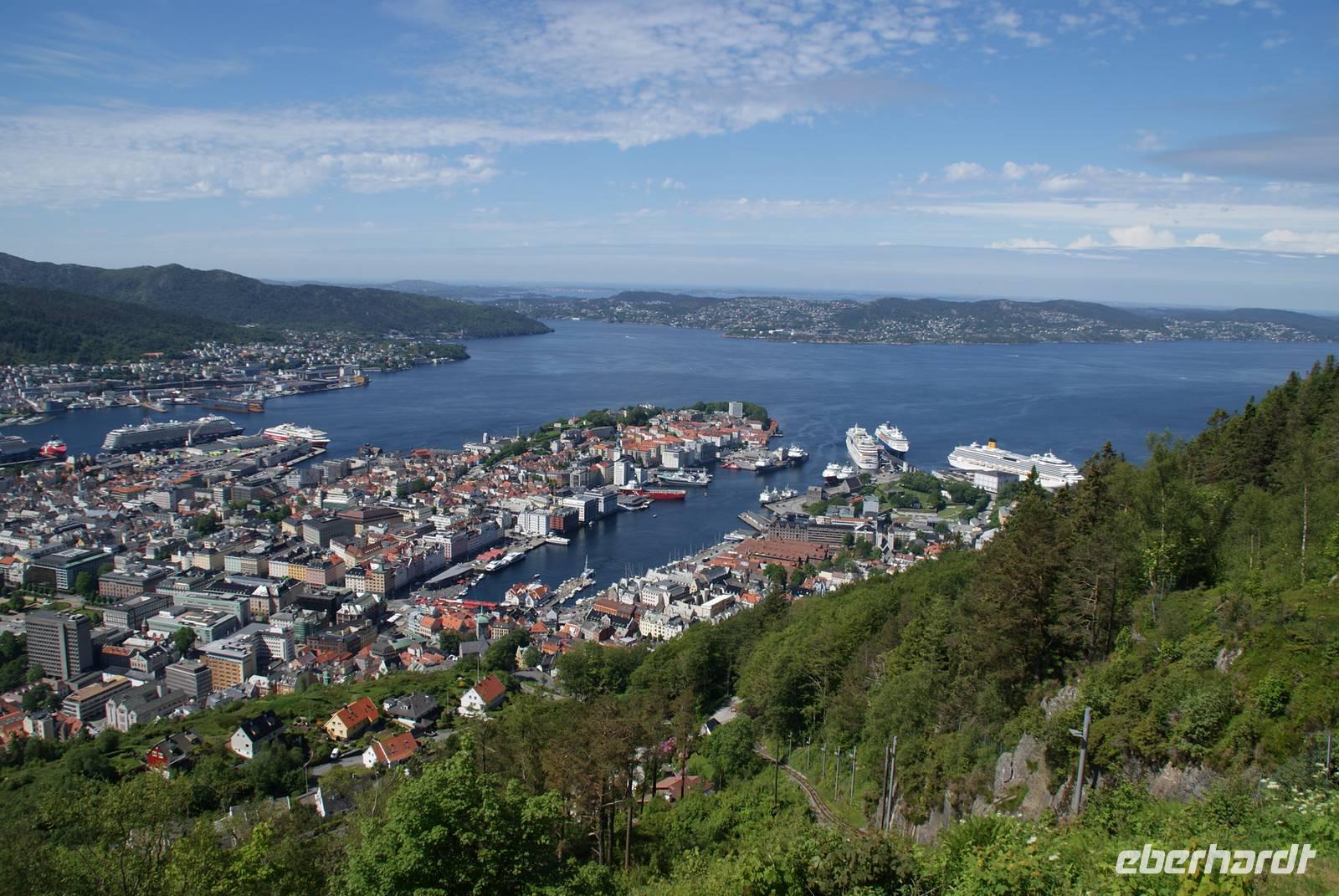 Aussicht vom Floyen auf die Stadt und den Hafen, Bergen, Norwegen